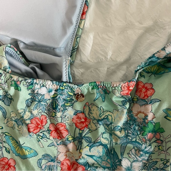 Victoria secret costume - Picture 2 of 2